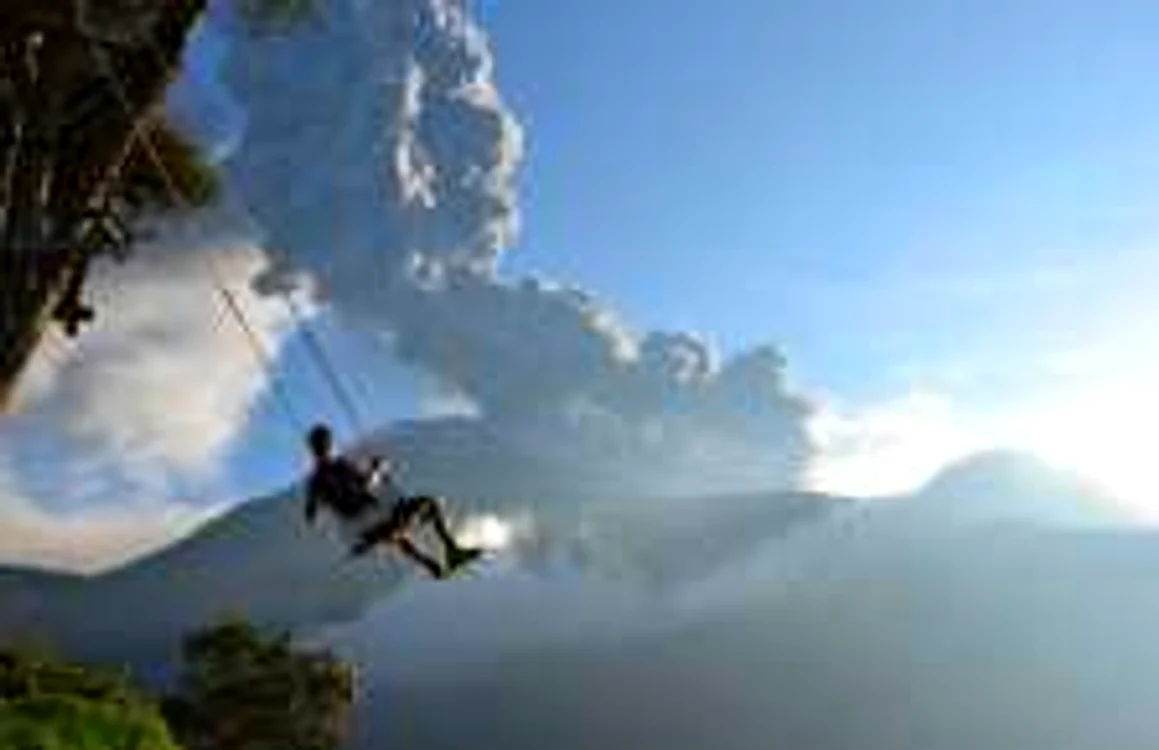 Fotografia unui leagăn de la capătul lumii, din Ecuador şi a unui bărbat care priveşte cum vulcanul Tungurahua erupe. FOTO Sean Hacker Teper