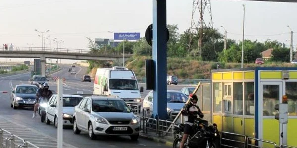 Pentru autoturisme, trecerea podului pe la Feteşti va costa, de mâine, 11 lei