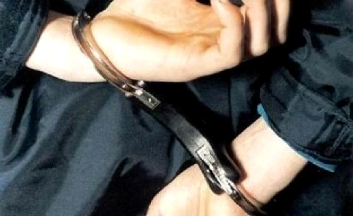 
    Împotriva adolescentului a fost începută urmărirea penală  