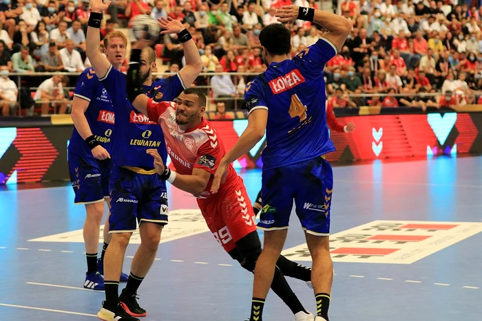 
    Pe handbaliștii dinamoviști îi așteaptă o nouă confruntare aprigăFoto: Marian Burlacu  