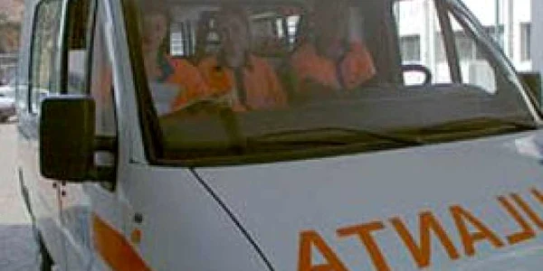 Bărbatul a fost transportat de urgenţă la spital
