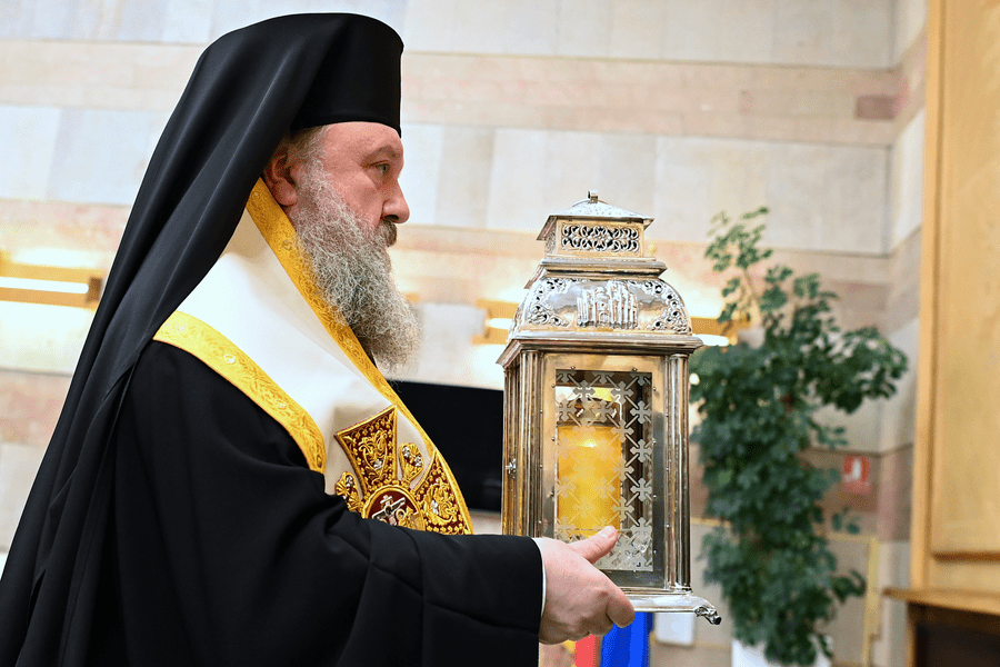 Sfânta Lumină, adusă în România de la Ierusalim, oferită, în premieră, și Mitropoliei Basarabiei