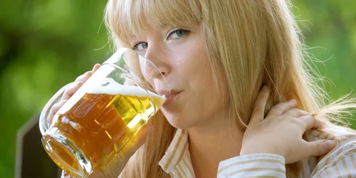 Studiile arată că cei care beau bere moderat sunt mai sănătoşi decât cei care nu beau. Femeile sunt însă mai sensibile la efectele toxice ale berii