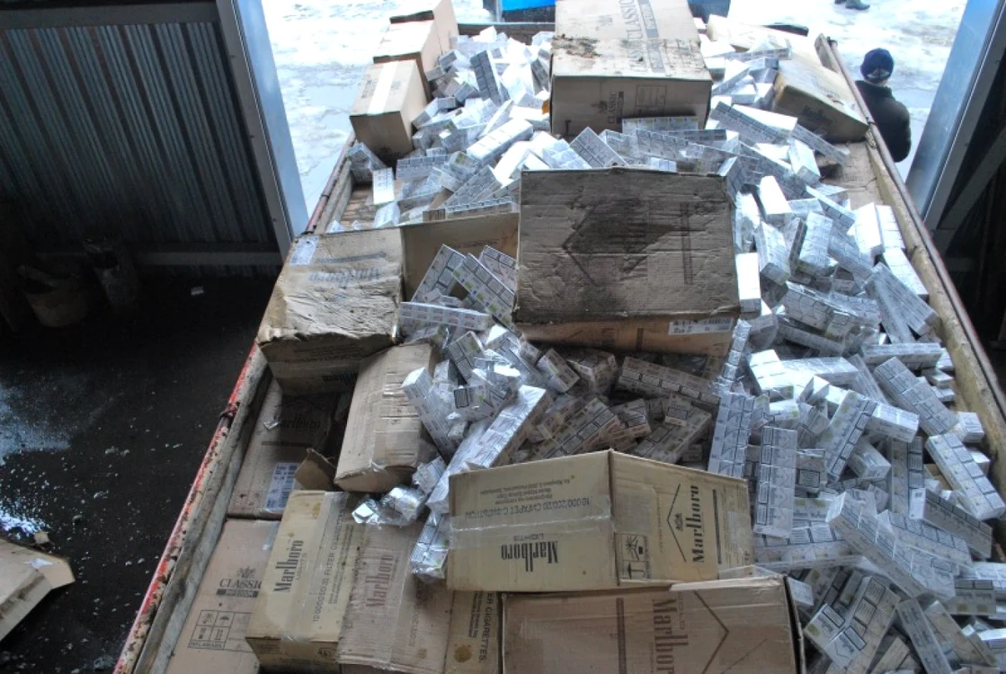 Ţigările de contrabandă descoperite sub plăcile de beton. FOTO www.customs.gov.md