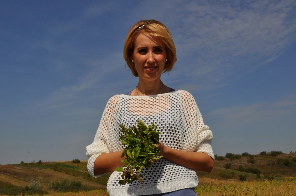 Andreea Urse (30 de ani) a reuşit să realieze o afacere socială cu plante medicinale la Ghimpaţi, judeţul Giurgiu FOTO: M. Sofronie