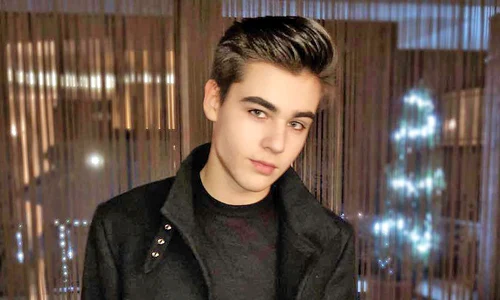 Îi calcă pe urme  tatălui său  Este  frumos, talentat  în ale actoriei, dar  iată că are și voce jpeg