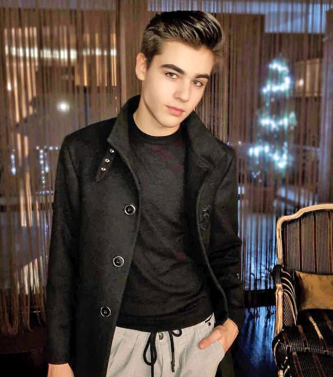 Îi calcă pe urme  tatălui său. Este  frumos, talentat  în ale actoriei, dar  iată că are și voce