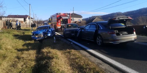 Carambol pe Dealul Negru în Vâlcea cu blocarea traficului pe DN7 Foto Adevărul