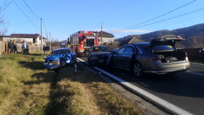 Carambol pe Dealul Negru în Vâlcea cu blocarea traficului pe DN7 Foto Adevărul