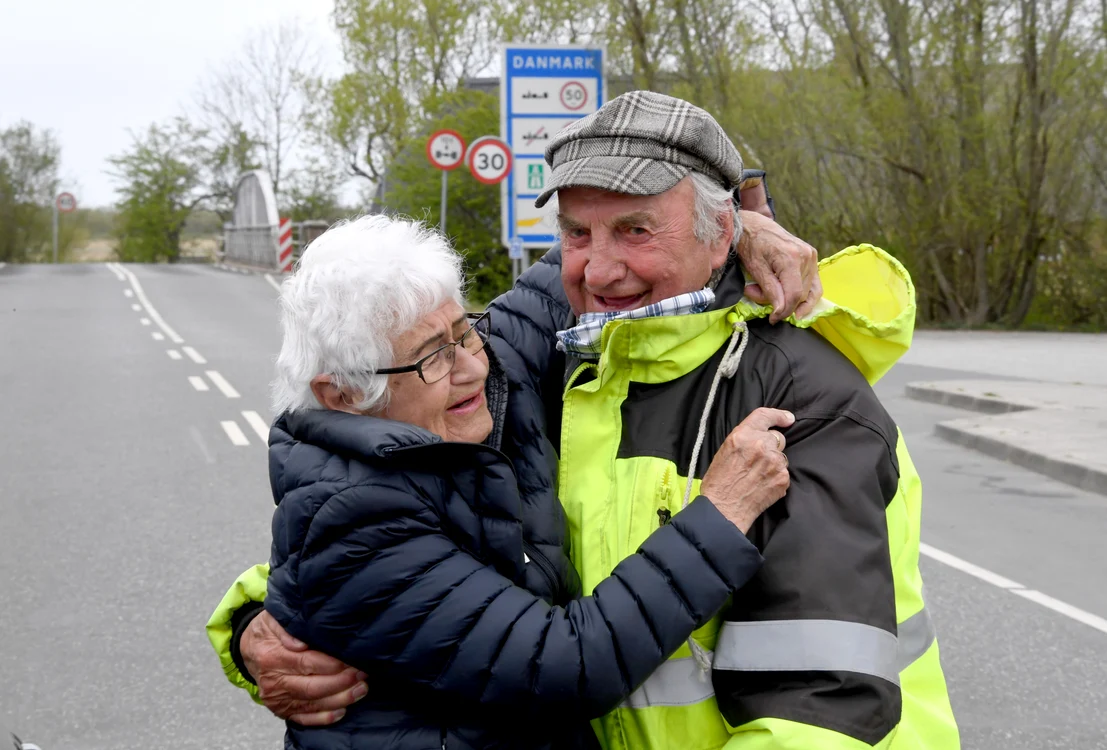 
    Karsten Tüchsen Hansen şi Inga Rasmussen, la povești, la punctul de frontieră Aventoftfoto: Guliver / GettyImages  