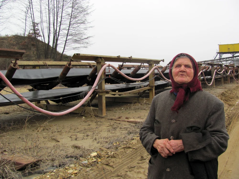 Femeia a venit să vadă ce se întâmplă în Cariera Roşia
