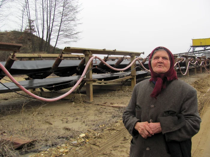Femeia a venit să vadă ce se întâmplă în Cariera Roşia