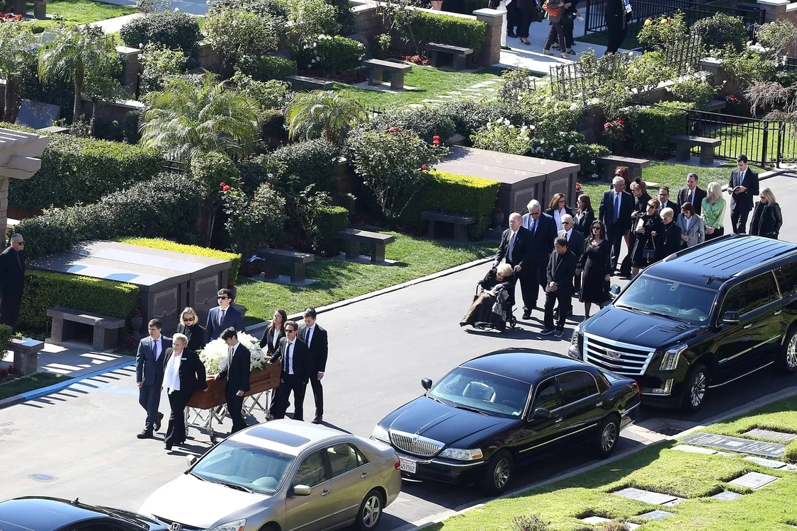 Kirk Douglas a fost condus pe ultimul drum de întreaga familie