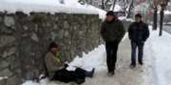 Oamenii străzii preferă să stea în ger decât să meargă la un centru social 