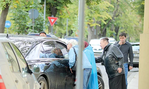 Oamenii l au  întâmpinat la  sosirea cu maşina jpeg