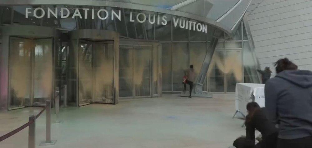  Faţada Fundaţiei Louis Vuitton, stropită cu vopsea de militanţi ecologişti VIDEO