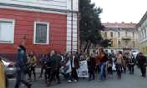 Aproximativ 200 de studenti oradeni au iesit in strada