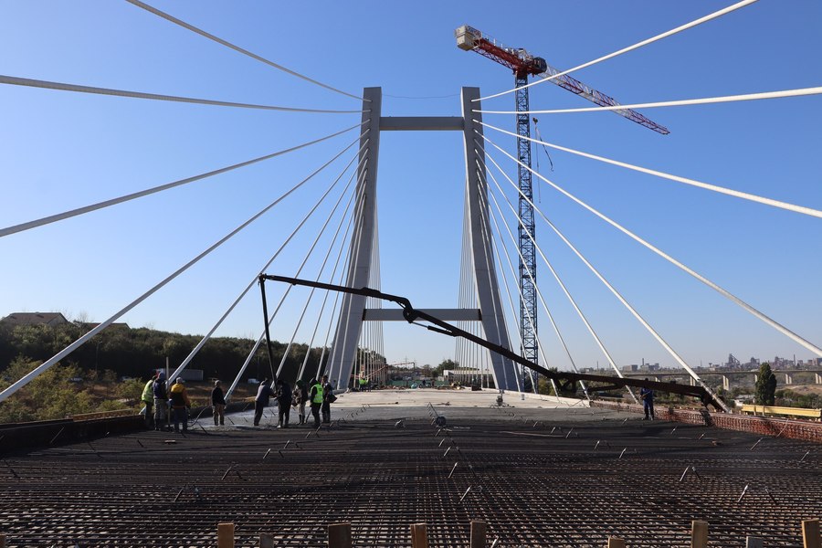 Se toarnă beton pe Podul Hobanat din Galați: zeci de mașini transportă uriașa încărcătură 