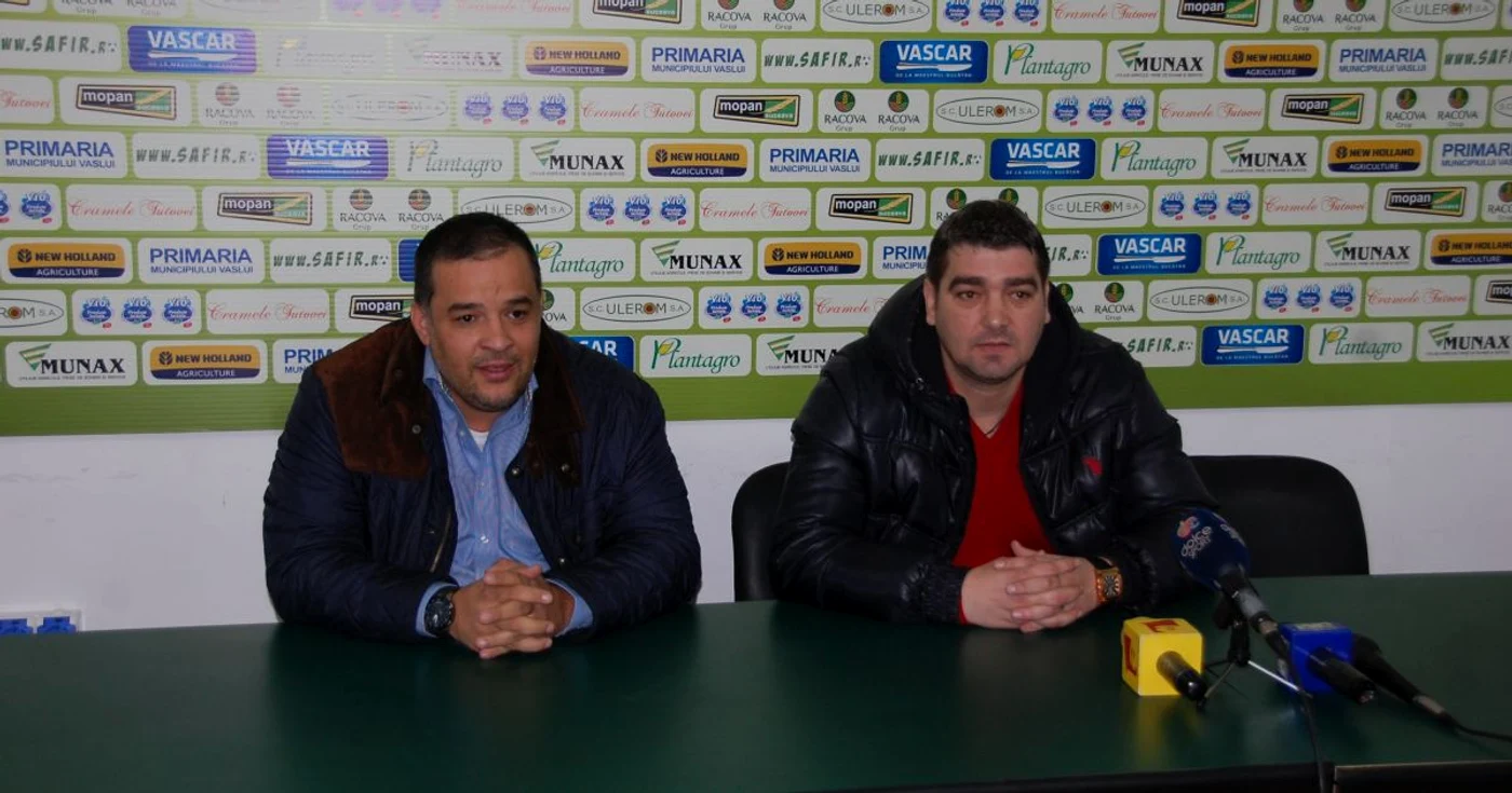 Liviu Ciobotariu a fost prezentat de preşedintele CA al clubului, Ciprian Damian FOTO:adevarul