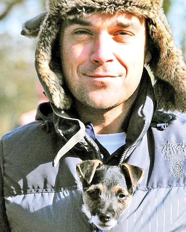 Robbie Williams şi-a pus căciulă cu urechi ca să se apere de aerul polar de la Londra