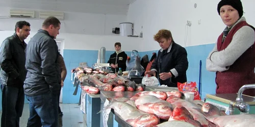 Foarte puţini cumpărători mai trec pragul magazinului