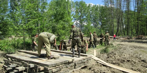 rmata a intervenit în comuna Nicolae Bălcescu. Militarii construiesc un pod pentru familiile care au rămas izolate