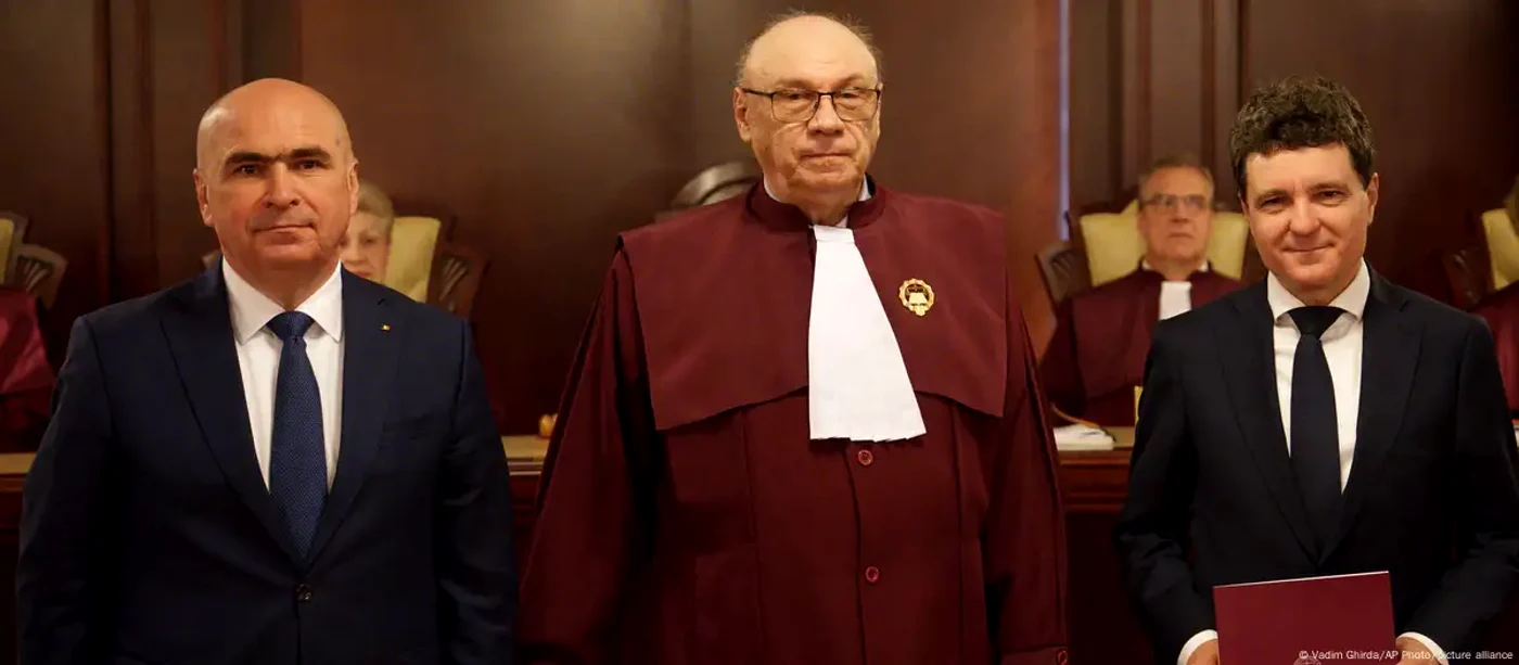 Premierul Ilie Bolojan și președintele Nicușor Dan, alături de președintele CCR Marian Enache