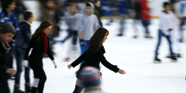 Cea mai mare distracţie este pe patinoarul din Cişmigiu, unde sute de tineri vin să se distreze