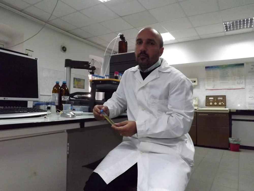 Cercetătorul Radu Silaghi-Dumitrescu are în mână o fiolă de sânge artificial obţinut din proteina din viermi marini