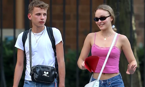 Exclusif Lily Rose Depp se balade avec un mystérieux inconnu dans les rues de New York jpeg