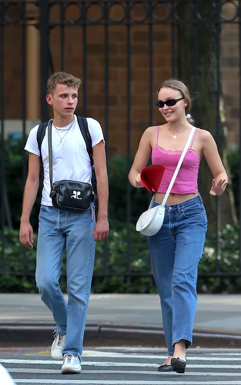 Exclusif Lily Rose Depp se balade avec un mystérieux inconnu dans les rues de New York jpeg