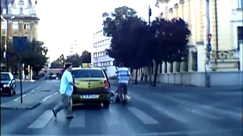 Bărbatul l-a luat la bătaie pe taximetrist