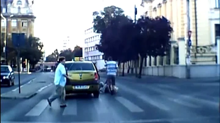 
    Bărbatul l-a luat la bătaie pe taximetrist  