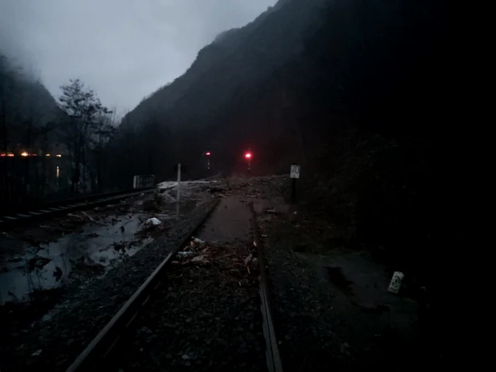 Traficul feroviar pe Valea Oltului închis temporar în urma precipitaţiilor abundente şi a aluviunilor de pe şine care au dus la deraierea unui tren Foto Adevărul