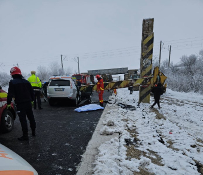 Limitator de înălțime acroșat de un TIR, prăbușit peste mașina următoare, pe o șosea din Olt. O femeie a murit UPDATE