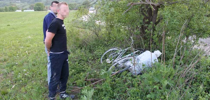 Cei doi tineri transportau ţigările cu bicicleta Foto: Adevărul