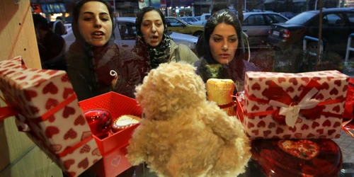 Femei iraniene se uită cu jind la cadourile de Ziua Îndrăgostiţilor, expuse într-un magazin din Teheran. Autorităţile religioase au interzis anul trecut celebrarea Valentine's Day. 