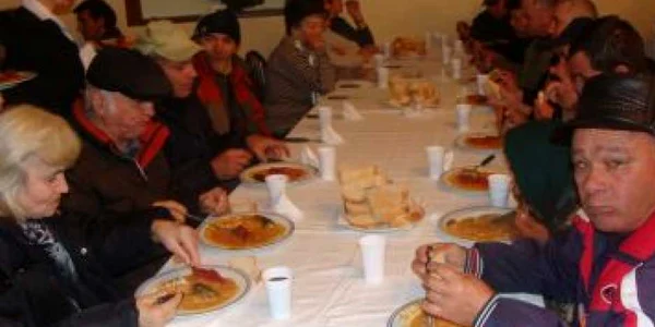 Cetăţenii au savurat fasolea cu cârnaţi şi murături