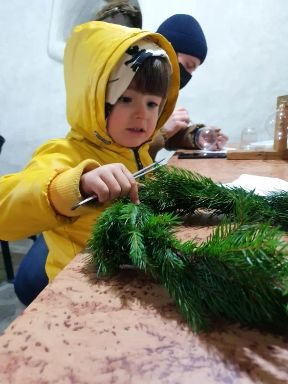 
    Fiul Elei Crăciun a învățat să facă ornamenteFoto: arhiva personală  