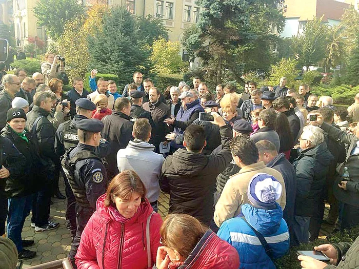 Târgu-Mureș - Peste 100 de persoane au ieșit în stradă să ceară demisia ministrului Oprea
