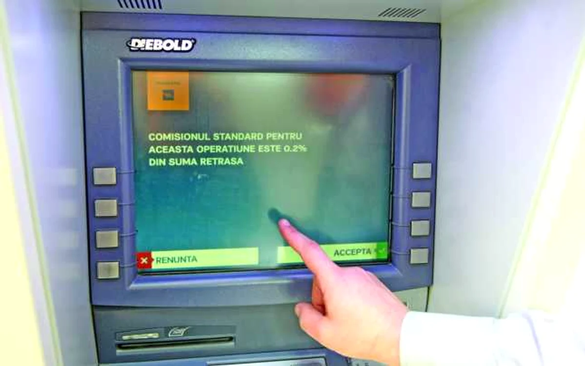 Dacă ai card de la aceeaşi bancă, bancomatul arată comisionarea doar procentual, iar dacă ai card de la o altă bancă, ATM-ul arată doar o „comisionare conform contractului“  FOTO Marian Iliescu