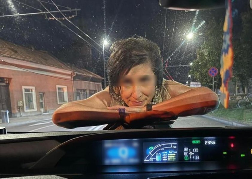 Incident straniu pe o stradă din Cluj: o femeie sare pe capota unei mașini în mers și-i zâmbește șoferului