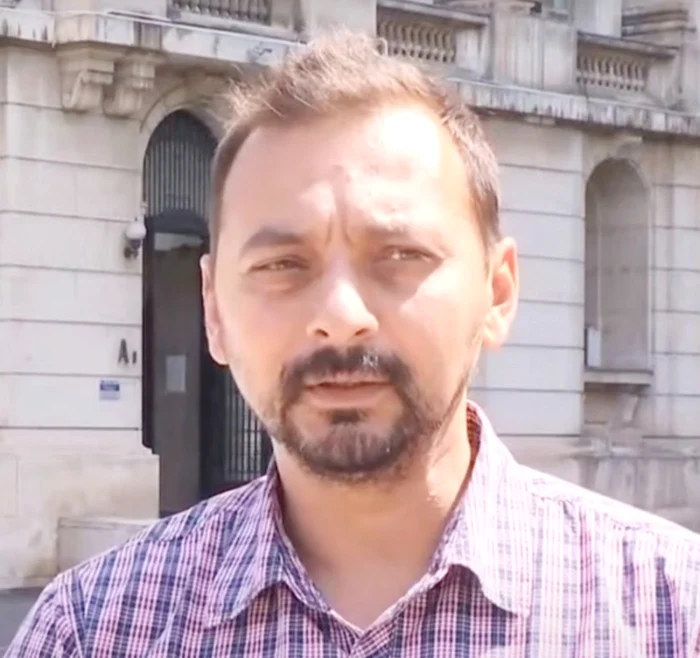 Cristian Ghica protestează în faţa MAI FOTO: CAPTURĂ YOUTUBE - ANTENA 3