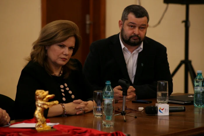 Actriţa Nataşa Raab şi producătorul executiv Valentino Rudolf au făcut o prezentare amplă filmului "Poziţia copilului" în Sala Mare a Primăriei Iaşi FOTO Adevărul