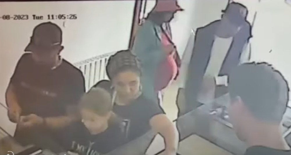 Gravidă filmată când fură dintr-o bijuterie din Arad. Cum a fost sustrasă prada VIDEO