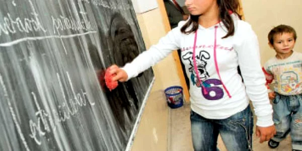 Craiova: Alina, prima zi la şcoala de croitorie