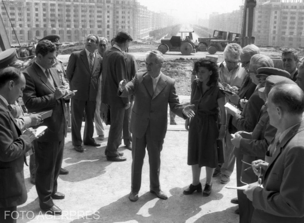 calarasi ceausescu pe santierul de la casa poporului foto agerpres