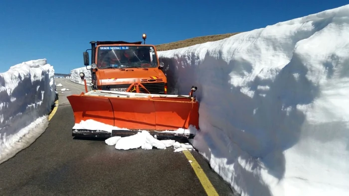 Zăpada atinge şi patru metri