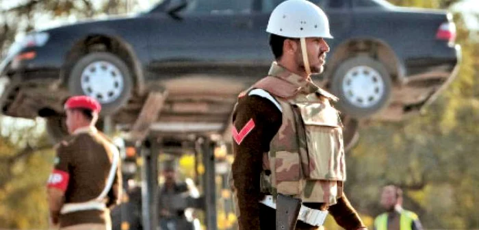 Trupele pakistaneze ridică maşinile din zona atentatului