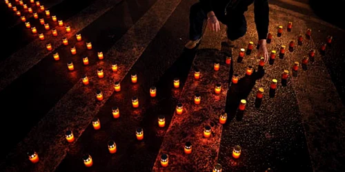 La ora 19.00 se vor aprinde lumânări în curtea Muzeului de Artă